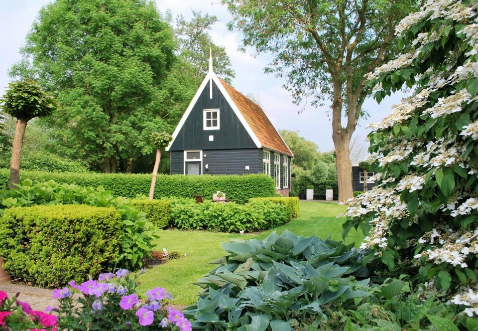 buitenaanzicht groen houten huisje bed en breakfast mooie dromen